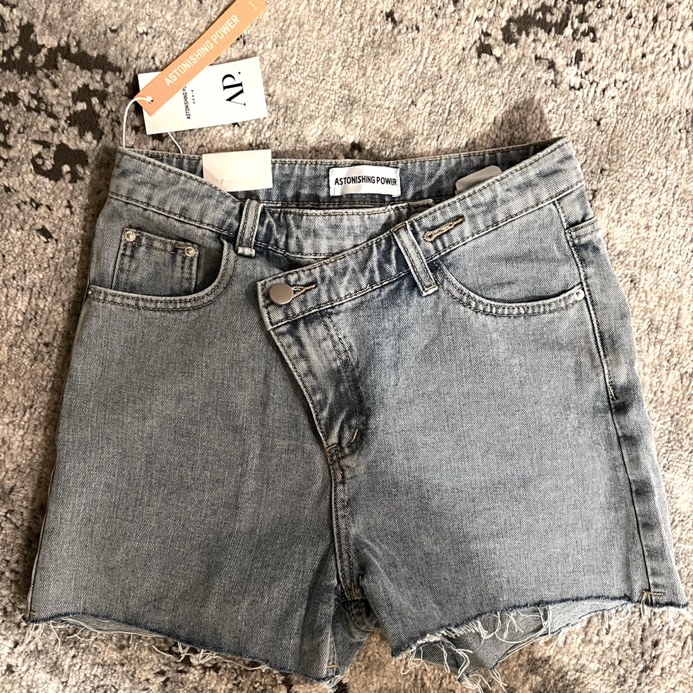 Cutoff cross over waist Jean shorts!